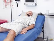 让病人大鸡巴一柱擎天的巨乳女护士