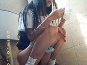 厕所偷拍 年轻的妹子果然青春靓丽