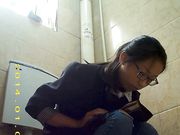 厕所偷拍 年轻的妹子果然青春靓丽