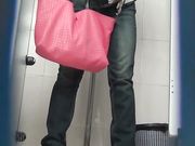 商场厕拍看起来很有邻家感觉的妹子