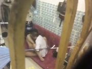 窗外偷窥工友和他媳妇啪啪