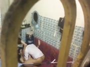 窗外偷窥工友和他媳妇啪啪