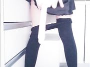 黑丝白虎无毛美女在厨房里寂寞的自慰