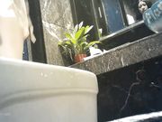 夜总会女厕偷拍有几个颜值还不错