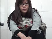 商场厕拍 美女的内裤还是黑丝的