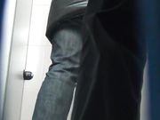 商场厕拍 妹子上厕所还要打电话