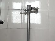 商场厕拍 大姐上厕所吸的什么东西