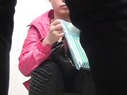 商场厕拍 大姐上厕所吸的什么东西