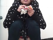 商场厕拍 萌妹子对着镜子搔首弄姿