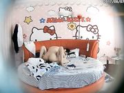 hello kitty主题房偷拍年轻貌美的长腿大胸小美女被猥琐男用尽全力各种动作狠狠的爆操