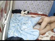 含着大鸡巴被老公用假鸡巴插得大叫让人羡慕的极品好身材美乳娇妻最后被后人射背上