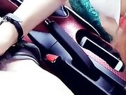 现在的主播胆真肥美女主播(R8和姨夫)大白天直接把车停在路边给司机舔鸡巴露出个逼逼很性感