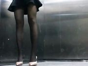 屌丝小混混穿着短裤拖鞋去接穿着性感白领女友下班看周围没有人直接在电梯里啪啪