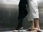 屌丝小混混穿着短裤拖鞋去接穿着性感白领女友下班看周围没有人直接在电梯里啪啪