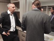 在婚礼前让丈夫好友操屁眼的新娘