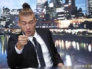 在新闻直播间勾引主持人的荡妇