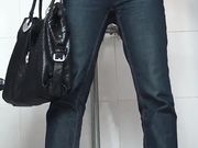 商场厕拍 眼睛大大的妹子脱了半身衣服