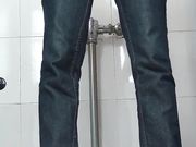 商场厕拍 眼睛大大的妹子脱了半身衣服