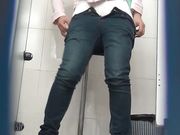 商场厕拍 妹子的镜头感很好