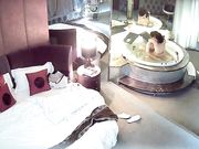 偷拍健壮男和美女洗完鸳鸯浴激情啪啪