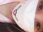 嫩妹少女穿着肉色丝袜隔着丝袜揉逼自慰很诱人