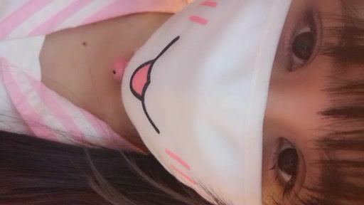 嫩妹少女穿着肉色丝袜隔着丝袜揉逼自慰很诱人