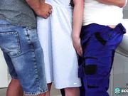 被两个安装工双屌同入的巨乳人妻