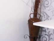 让客人在她多毛阴户上射精的女服务员