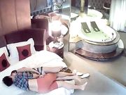 情趣酒店摄像头偷拍健壮男和美女洗完鸳鸯浴激情啪啪对白清晰