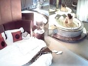 情趣酒店摄像头偷拍健壮男和美女洗完鸳鸯浴激情啪啪对白清晰