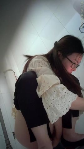 颜值超高的美少妇小屁屁被丁字裤勒的紧紧的