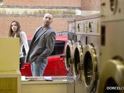 临时兴起和女友在洗衣室工作台上激情做爱