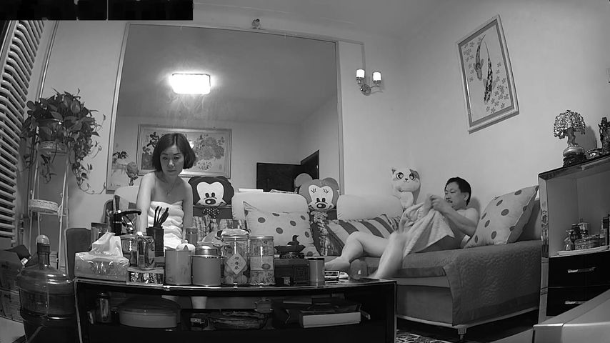 偷拍洗完澡出来的美少妇和留着小胡子的老公在沙发做爱