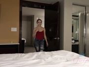 刚洗完澡的美少女送到床前让你操