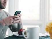 欺骗女友蒙眼玩游戏结果叫来另一个女的来玩双飞