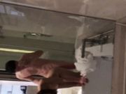 眼镜美眉和包养她干的干爹豪华酒店套房浴室啪啪边干边自拍