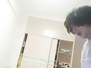 这男的操逼真屌都干出血来了一直狂怼旁边还有个女人按着屁股