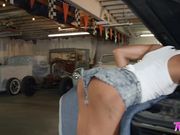 汽修店里互舔嫩穴的黑白小骚货