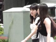 公厕两机位偷拍两个内急的漂亮少妇一起尿尿