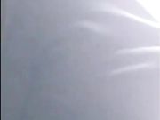 网友撩妹妹子很谨慎脱之前先探出窗看看对面是否有偷窥的