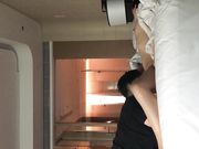 老同学聚会吃饭灌醉短发小寡妇酒店开房熟睡中把她舔醒一块爽