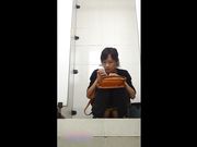 马戏团公厕经典偷拍 各色女性尿尿环肥燕瘦形态各异