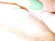 漂亮美女邀请网友一起玩妹子太瘦小被爆操后又用道具狠插