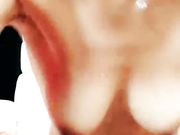 很是风骚的女主播自慰工具一大堆随便换着用自慰插穴