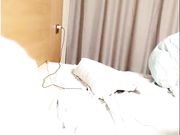 排骨瘦男大酒店约炮明星颜值的外围女啪啪