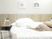 小青年与女友开房爱爱妹子有些羞涩被软磨硬泡脱掉内裤干