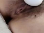 小姐姐穿着白丝先用剃须刀把逼毛刮了再用超大号自慰棒插穴