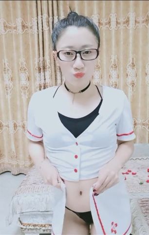 夫妻直播四眼男是个大变态穿个连体黑网情趣套猛干骚货