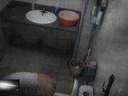 偷拍隔壁几个肌肤雪白的小姐姐洗澡