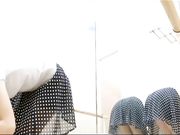 漂亮妹纸后台更衣室换芭蕾服 大屁股高叉勒进屁沟的内裤太性感太惹火了